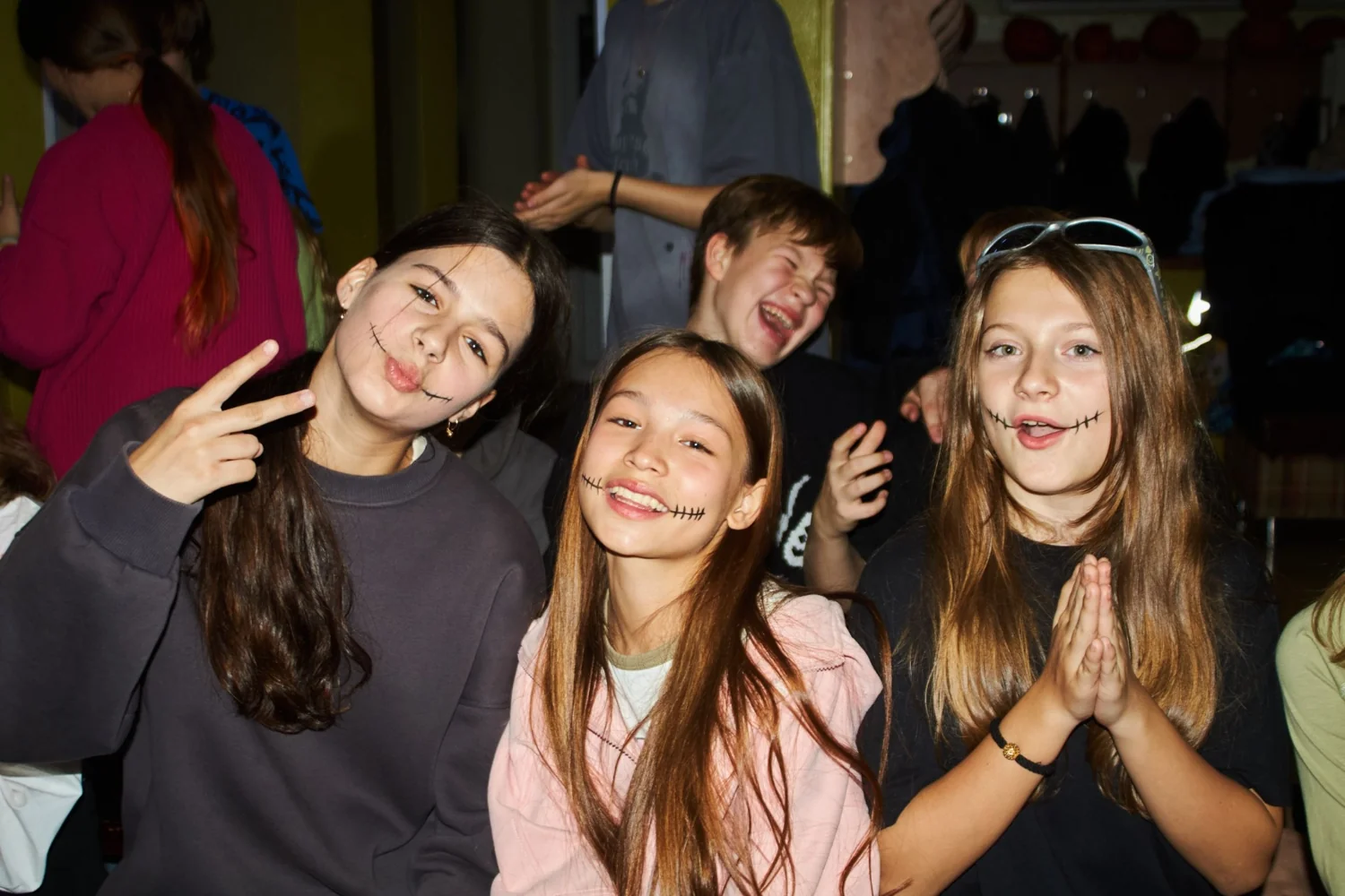 Друзья на вечернем событии English Camp